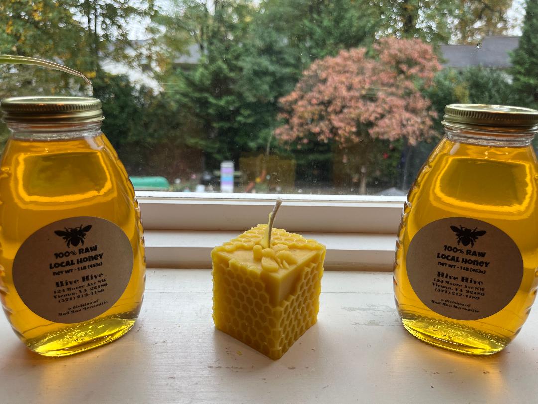 Bee cube candle made of 100% all natural beeswax.  Weighs appox. 4.9 oz