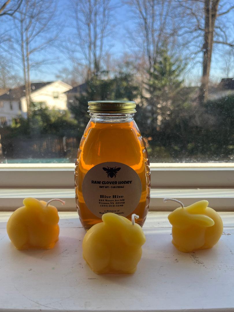 Made from 100% all-natural beeswax.  These cute little guys weigh approximately 1.6 oz, and are a nice touch for your Easter table.