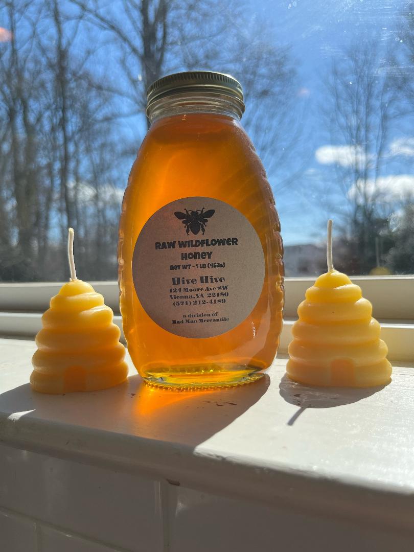 A wonderfully complex flavor profile whose sweetness gives way to richly layered nectar notes.  Darker on the color spectrum, this particular variety is a taste of the upstate New York countryside. A raw variety (not pasteurized), this honey contains trace pollen, propolis, and other impurities that give it a unique and rich taste.  This is a fantastic everyday honey that can be used as you see fit.